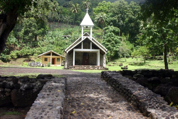 Set amongst bananas, coconuts and noni trees.